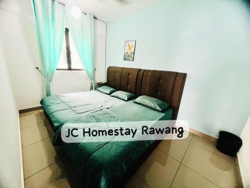Кровать или кровати в номере JC HOMESTAY RAWANG