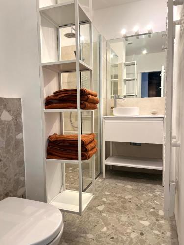une salle de bain avec un porte-serviettes, des toilettes et un lavabo dans l'établissement Studio grande terrasse Pra loup 1600, à Uvernet