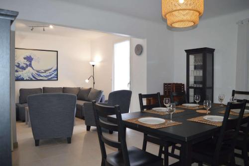 une salle à manger avec une table, des chaises et un canapé dans l'établissement Maison 4 pièces 6 couchages BANYULS SUR MER BN160-61B, à Banyuls-sur-Mer
