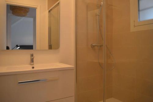 une salle de bain avec douche et lavabo dans l'établissement Maison 4 pièces 6 couchages BANYULS SUR MER BN160-61B, à Banyuls-sur-Mer