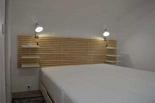 - une chambre avec un lit et deux lumières au-dessus dans l'établissement Maison 4 pièces 6 couchages BANYULS SUR MER BN160-61B, à Banyuls-sur-Mer