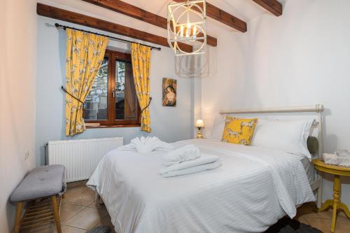 Ένα ή περισσότερα κρεβάτια σε δωμάτιο στο Arachova Mountain Villa