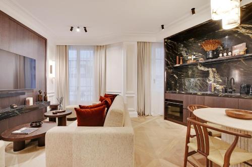 un salon avec un canapé et une table dans l'établissement TheLander - Serviced Apartments in Saint Germain des Prés, à Paris