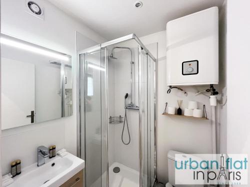 une salle de bain avec douche et lavabo dans l'établissement 183 - Villette Studio, à Paris