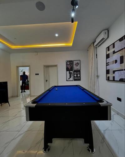 Sala de juegos en Luxurious 4 Bedroom Rooftop Duplex By StayHub
