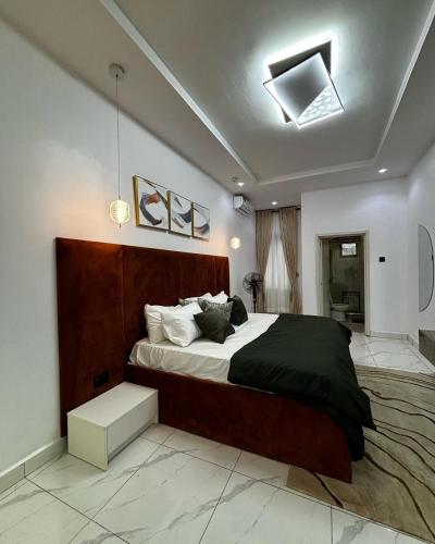 Cama o camas de una habitación en Luxurious 4 Bedroom Rooftop Duplex By StayHub