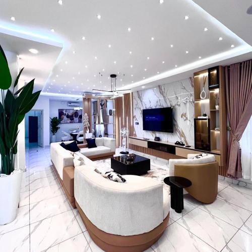 Una televisión o centro de entretenimiento en Luxurious 4 Bedroom Rooftop Duplex By StayHub