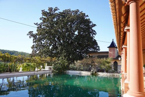 Πισίνα στο ή κοντά στο Bamboo Room with mountain views and lots of natural light