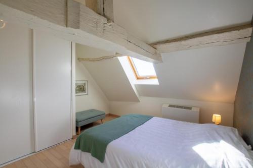 Ένα ή περισσότερα κρεβάτια σε δωμάτιο στο Aux charmes d'angely