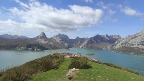 a view of a lake with mountains in the background at Abuela Carmen in Riaño