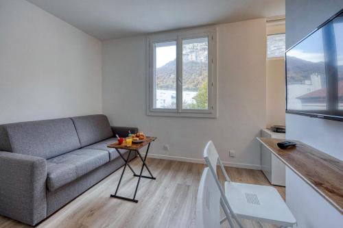 un salon avec un canapé et une table dans l'établissement Le Semard - Schneider - EDF - ST Micro - CEA, à Saint-Martin-le-Vinoux