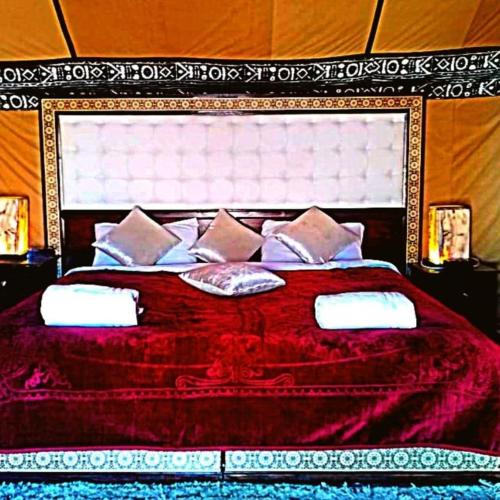 Postel nebo postele na pokoji v ubytování Oasis Mirage Luxury Camp