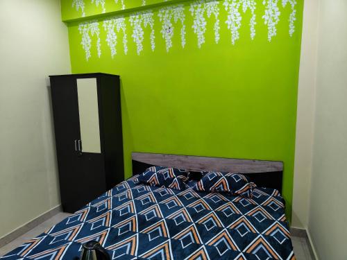 Postel nebo postele na pokoji v ubytování 2 BHK & Balcony Nature's Theme Apartment Homestay