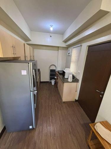eine kleine Küche mit Kühlschrank in einem Zimmer in der Unterkunft Outlook Ridge Residences VY in Baguio City