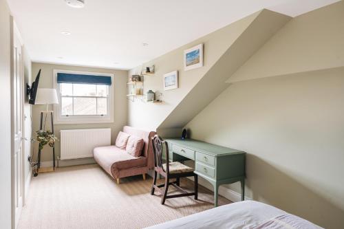 Private Comfortable Loft Apt in Superb Period Home photo 7