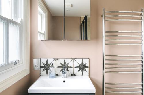 Private Comfortable Loft Apt in Superb Period Home photo 4