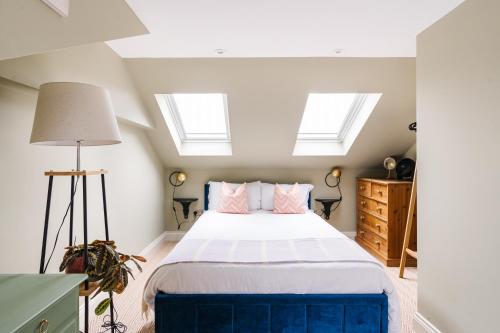 1 dormitorio con 1 cama y 2 tragaluces en Private Comfortable Loft Apt in Superb Period Home, en Londres