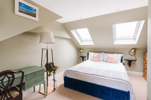 Private Comfortable Loft Apt in Superb Period Home photo 3