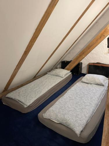 two beds in a attic room at Stara Szkola in Nieżywięć
