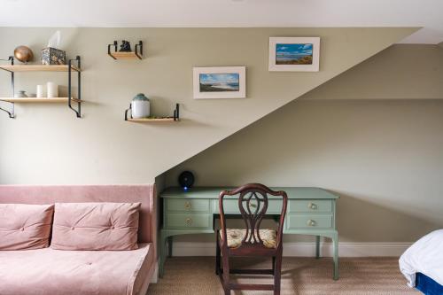 Private Comfortable Loft Apt in Superb Period Home photo 9