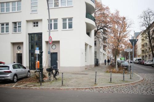 un edificio blanco con una bicicleta estacionada en una calle en Modern Design 75sq Apartment in Berlin Mitte, en Berlín