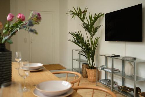 Una televisión o centro de entretenimiento en Modern Design 75sq Apartment in Berlin Mitte