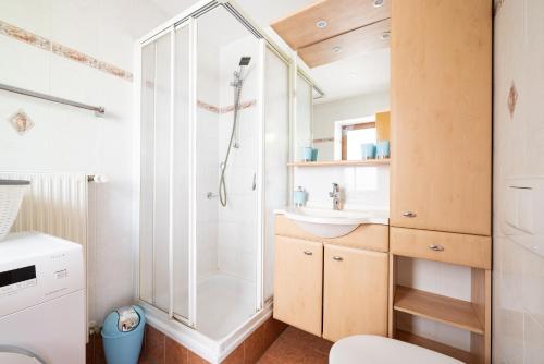 a bathroom with a shower and a sink at Zum Lindenwirt - Al Tiglio in Naz-Sciaves