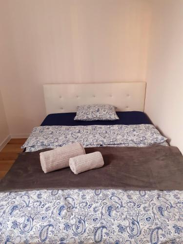two beds in a bedroom with two pillows on them at Sarenkowo dom z balia ogrodowa in Pokrzywnica