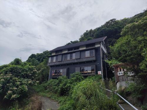 a house on the side of a hill at 堂ヶ島ランドホピア Dogashima Land Hopia in Nishiizu