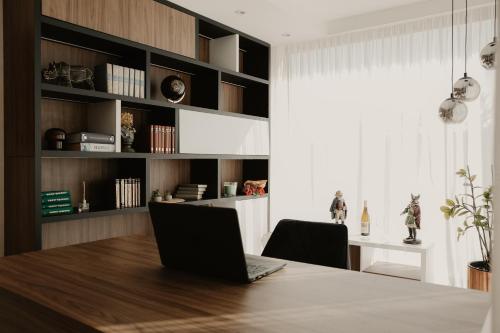 Die Bibliothek in der Villa
