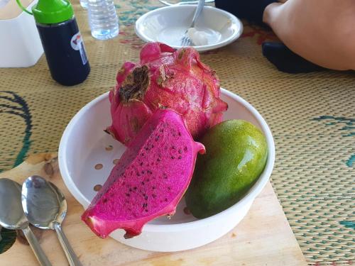 een kom met een roze drakenvrucht en een limoen bij Stokel Cottage in Praya