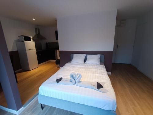 - une chambre avec un lit doté d'un oriel bleu dans l'établissement Hello Sunshine - Studio avec terrasse Malo Plage, à Dunkerque