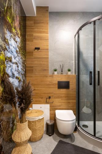 a bathroom with a toilet and a shower at River Park Wisła in Wisła
