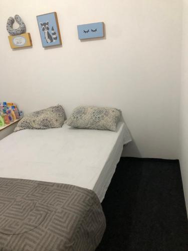 Postel nebo postele na pokoji v ubytování Quarto a 50 metros da praia