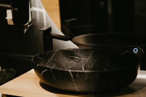 a black bowl sitting on top of a counter at Zapato Apartment Tuzla in Tuzla