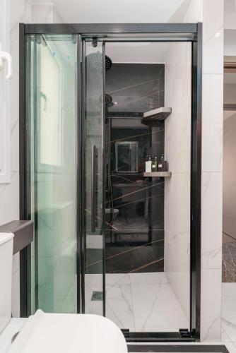 Brand New Building Deluxe Apartments With Parking Nearby Train