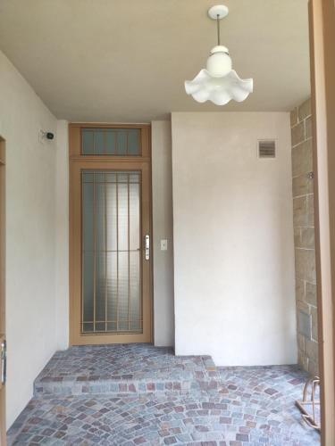 a room with a door and a ceiling fan at Acogedor departamento tropical in Piñero