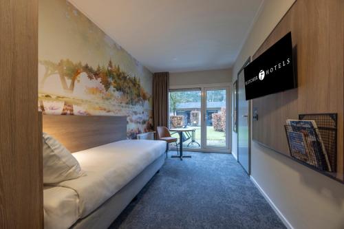 a hotel room with a bed and a tv and a table at Fletcher Hotel-Restaurant Mooi Veluwe in Putten
