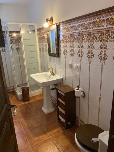 a bathroom with a sink and a mirror at Villa del Mar in Villaviciosa