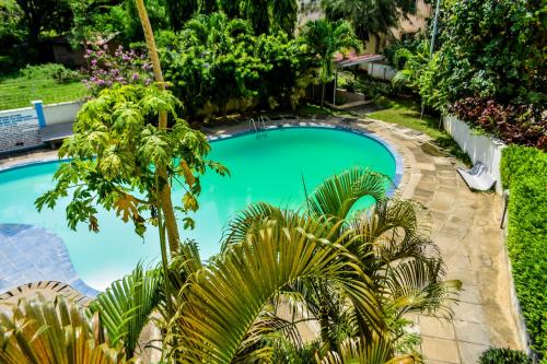 Una vista aérea de una piscina con palmeras. en Mi Casa Su Casa, en Mtwapa