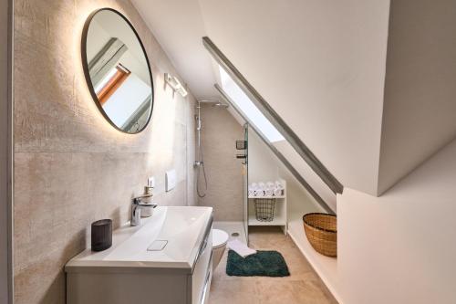 Uptown Palace Penthouse 2BR with Terrace by Irundo