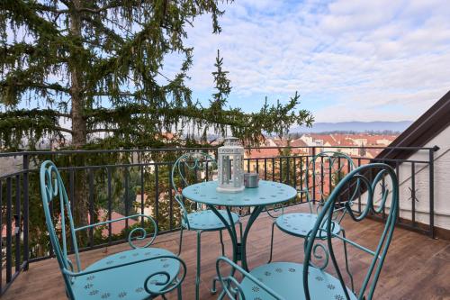 Uptown Palace Penthouse 2BR with Terrace by Irundo