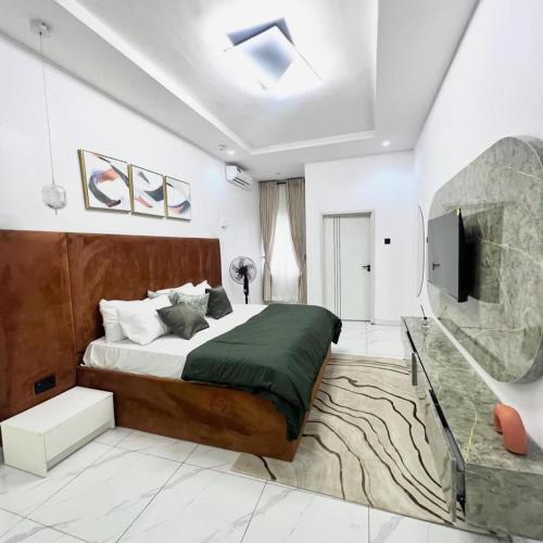Cama o camas de una habitación en Luxurious 4 Bedroom Rooftop Duplex By StayHub