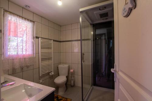 Un baño con inodoro, ducha y lavabo. en La pergola, en Bergerac