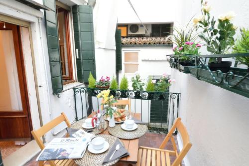 A balcony or terrace at Venice Life