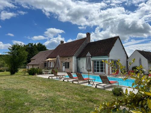 une maison avec une piscine devant dans l'établissement Fabuleuse propriété XVIIISologne14 pers Piscine, à Montrieux-en-Sologne