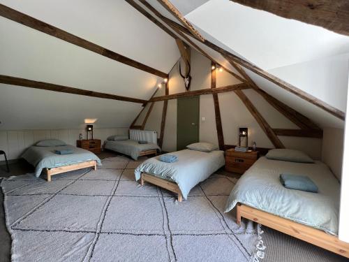 Cette chambre mansardée comprend 2 lits. dans l'établissement Fabuleuse propriété XVIIISologne14 pers Piscine, à Montrieux-en-Sologne