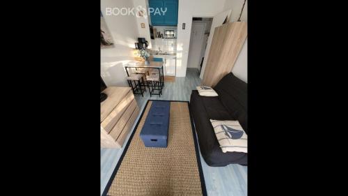 un salon avec un canapé et une table dans l'établissement Les Portes de la Mer, à Villers-sur-Mer