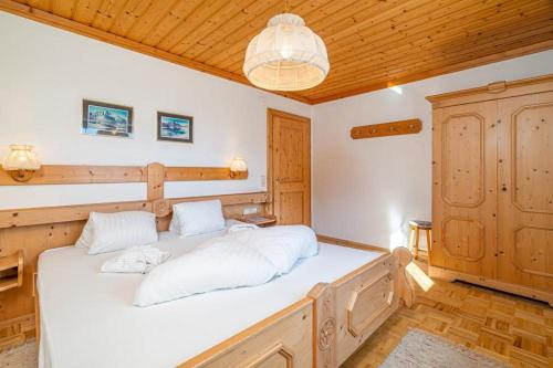 a bedroom with a large bed with white sheets at Appartements Spitzegel in Hermagor
