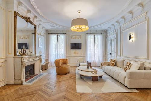 un salon avec un canapé et une cheminée dans l'établissement Amazing apartment Saint Germain des Pres with AC by Studio Prestige, à Paris